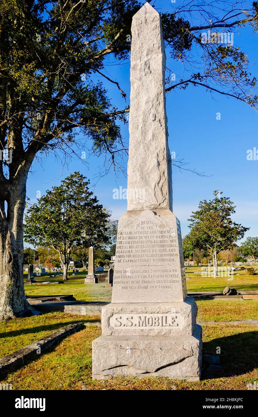 Ein Denkmal für die Opfer des Schiffswracks von S.S. Mobile 1900 ist auf dem Magnolia Cemetery am 26. November 2021 in Mobile, Alabama, abgebildet. Stockfoto