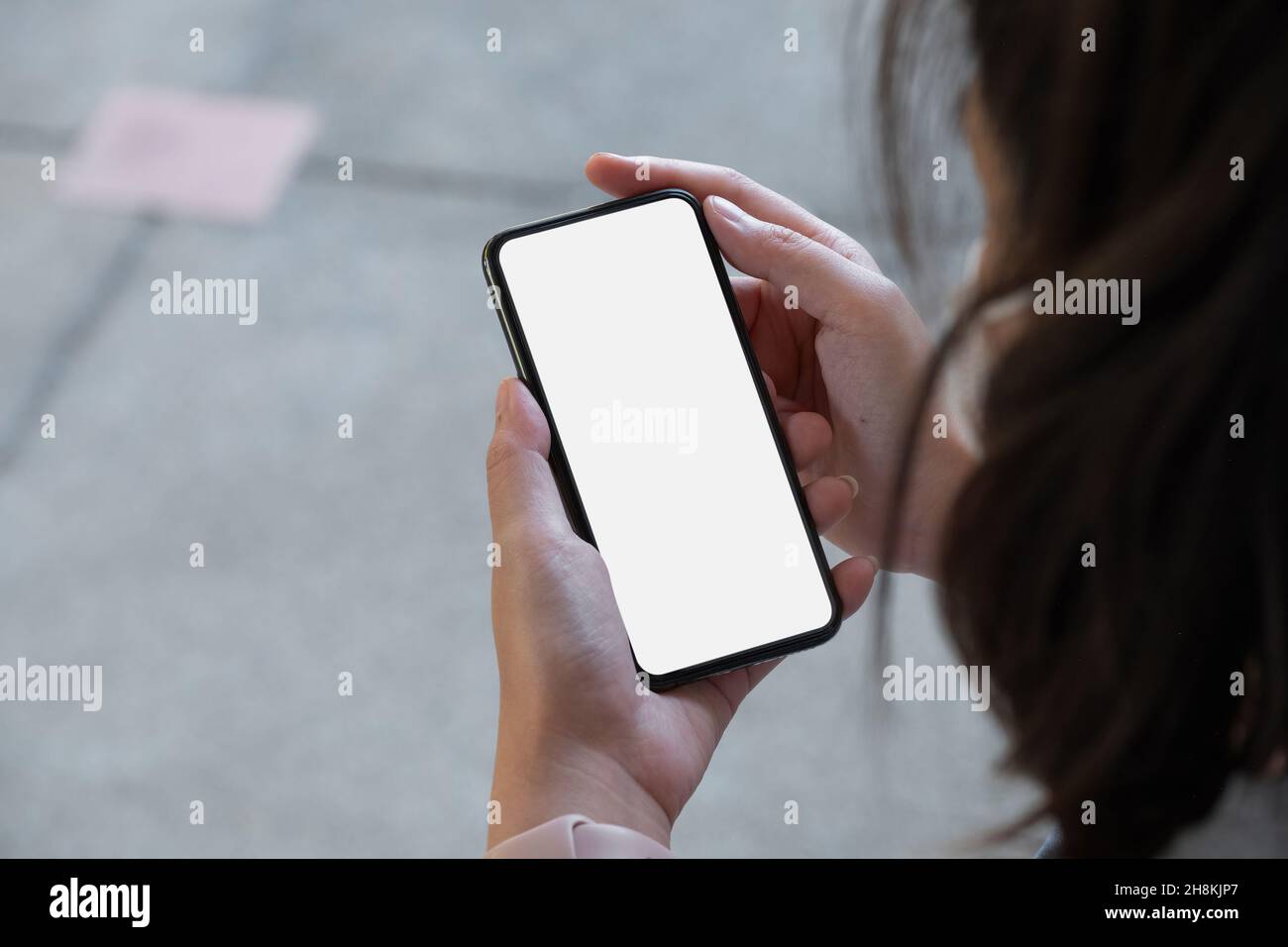 Draufsicht Frau mit leerem Bildschirm Modell Handy, Nahaufnahme Stockfoto