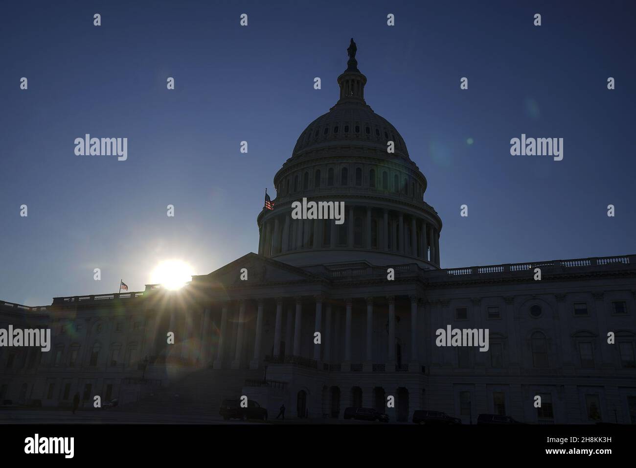 Washington, Usa. 30th. November 2021. Die Sonne untergeht hinter dem US-Kapitol während der Pressekonferenz des Stanton Public Policy Center/Purple Sash Revolution mit nationalen Organisatoren gegen Abtreibung am Dienstag, dem 1. Dezember 2021, am Obersten Gerichtshof in Washington, DC. Morgen wird der Oberste Gerichtshof Argumente zu Dobbs v. Jackson hören, in denen es um die Verfassungsmäßigkeit eines Gesetzes des Staates Mississippi aus dem Jahr 2018 geht, das Abtreibungsoperationen nach den ersten 15 Wochen der Schwangerschaft Verbot. Foto Leigh Vogel/UPI Credit: UPI/Alamy Live News Stockfoto
