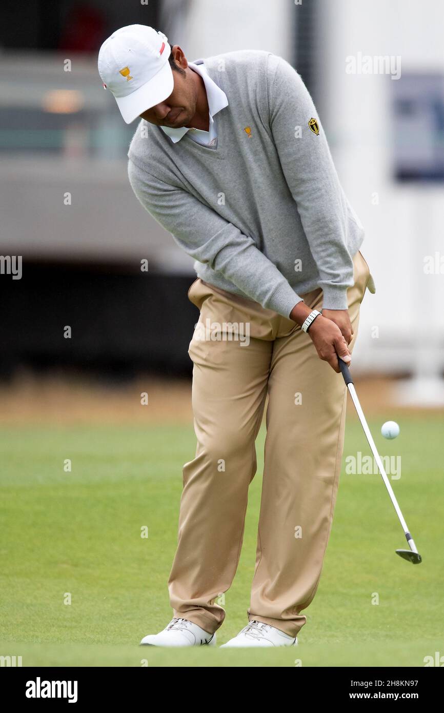 Hideki Matsuyama aus Japan Chips während der Presidents Cup Übungsrunde Kredit: Speed Media/Alamy Live News Stockfoto