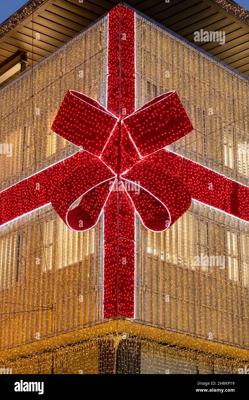 Riesiger roter weihnachtsbogen an einer Fassade Stockfotografie