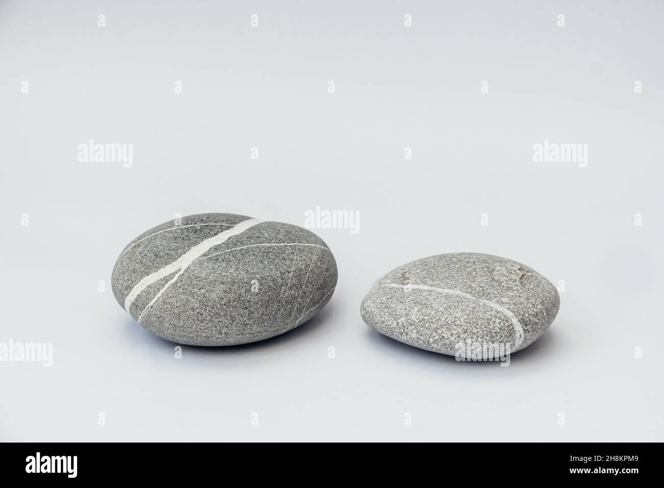 Steine sind auf dem hellen Hintergrund, einfache Gelassenheit Steine. Reinheit Harmonie und Balance Konzept. Steinpodien. Stockfoto