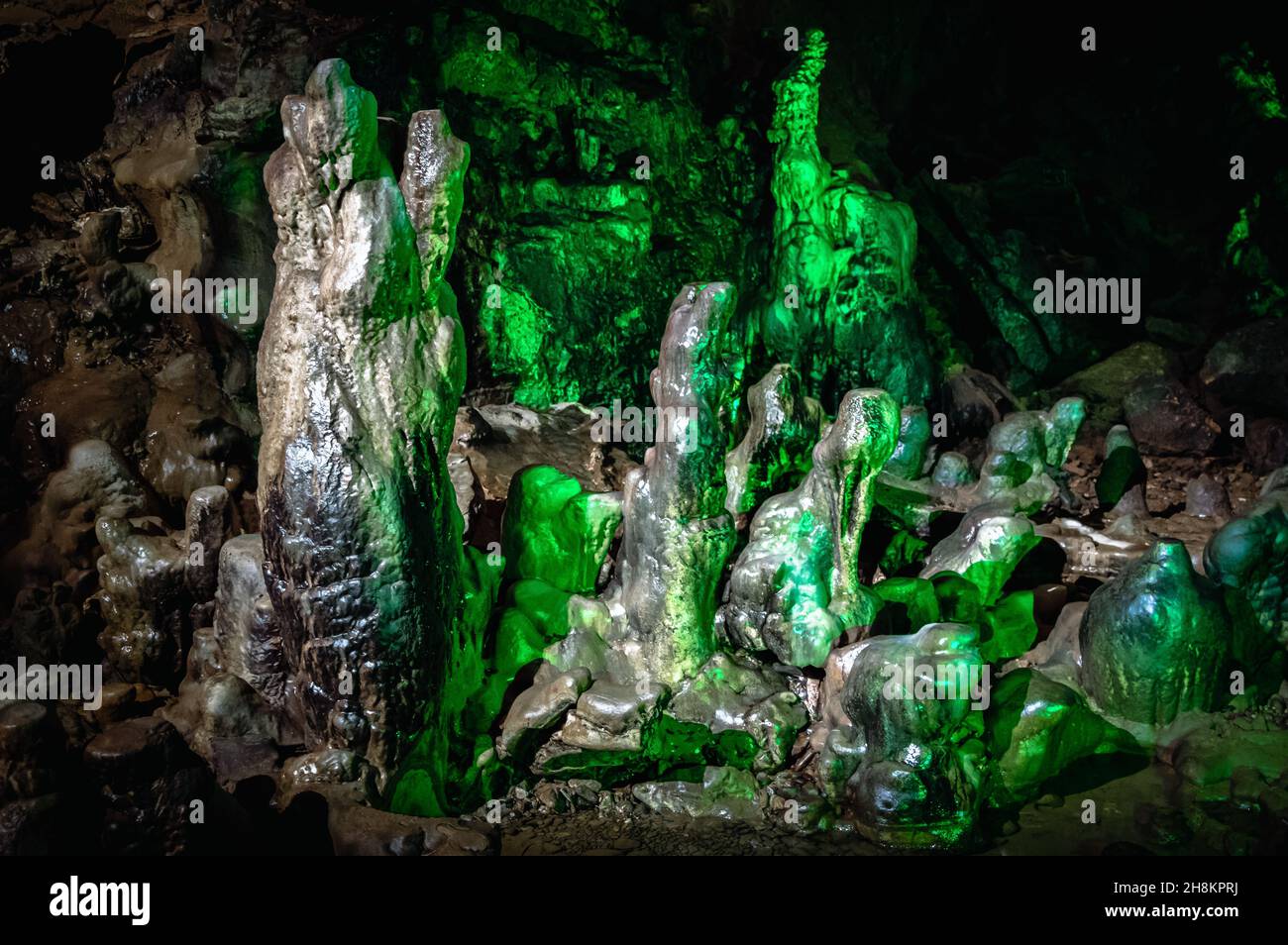 Prometheus (Kumistavi) Cave Natural Monument. Das grüne Leuchten. Tsqaltubo Kommune, Georgien. Stockfoto