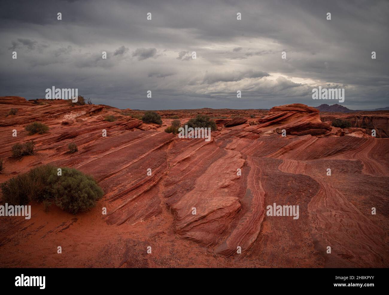 Ansicht der Wavy Stones mit Red Rock, Sturmwolken am Himmel, Horseshoe Bend, Page, Arizona, USA Stockfoto