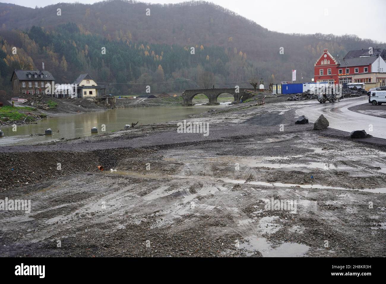 Rech, Deutschland. 30th. November 2021. Das Dorf Rech im Ahrtal ist nach der Flutkatastrophe trostlos und grau, Spuren von Schlamm und Zerstörung sind immer noch überall zu sehen. Viereinhalb Monate nach den Überschwemmungen im Ahrtal warten immer noch viele Flutopfer in provisorischen Unterkünften. Quelle: Thomas Frey/dpa/Alamy Live News Stockfoto