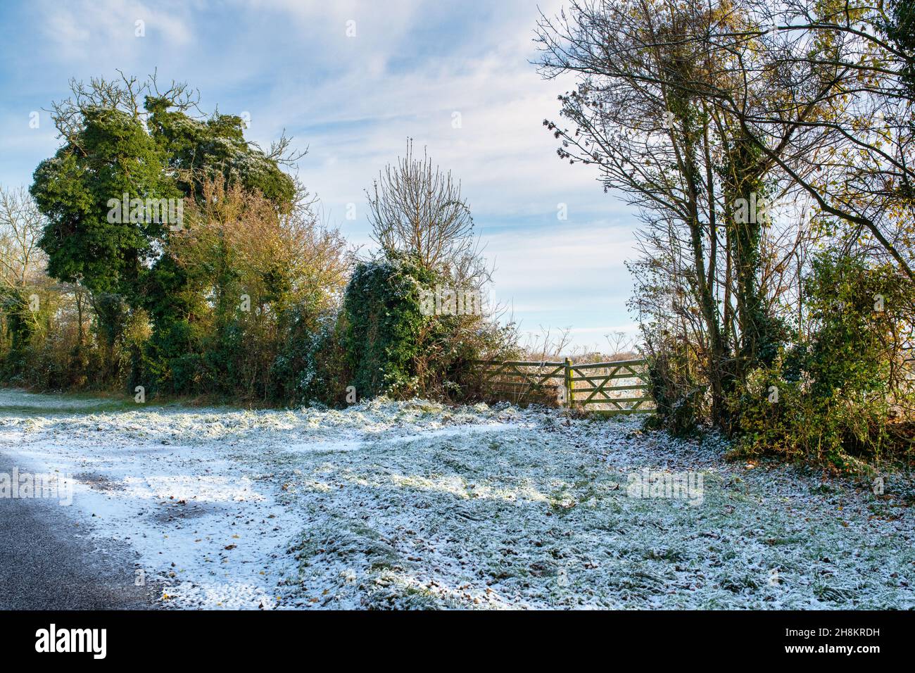 Spätherbst, früher Winterschnee in der Landschaft von Oxfordshire, England Stockfoto