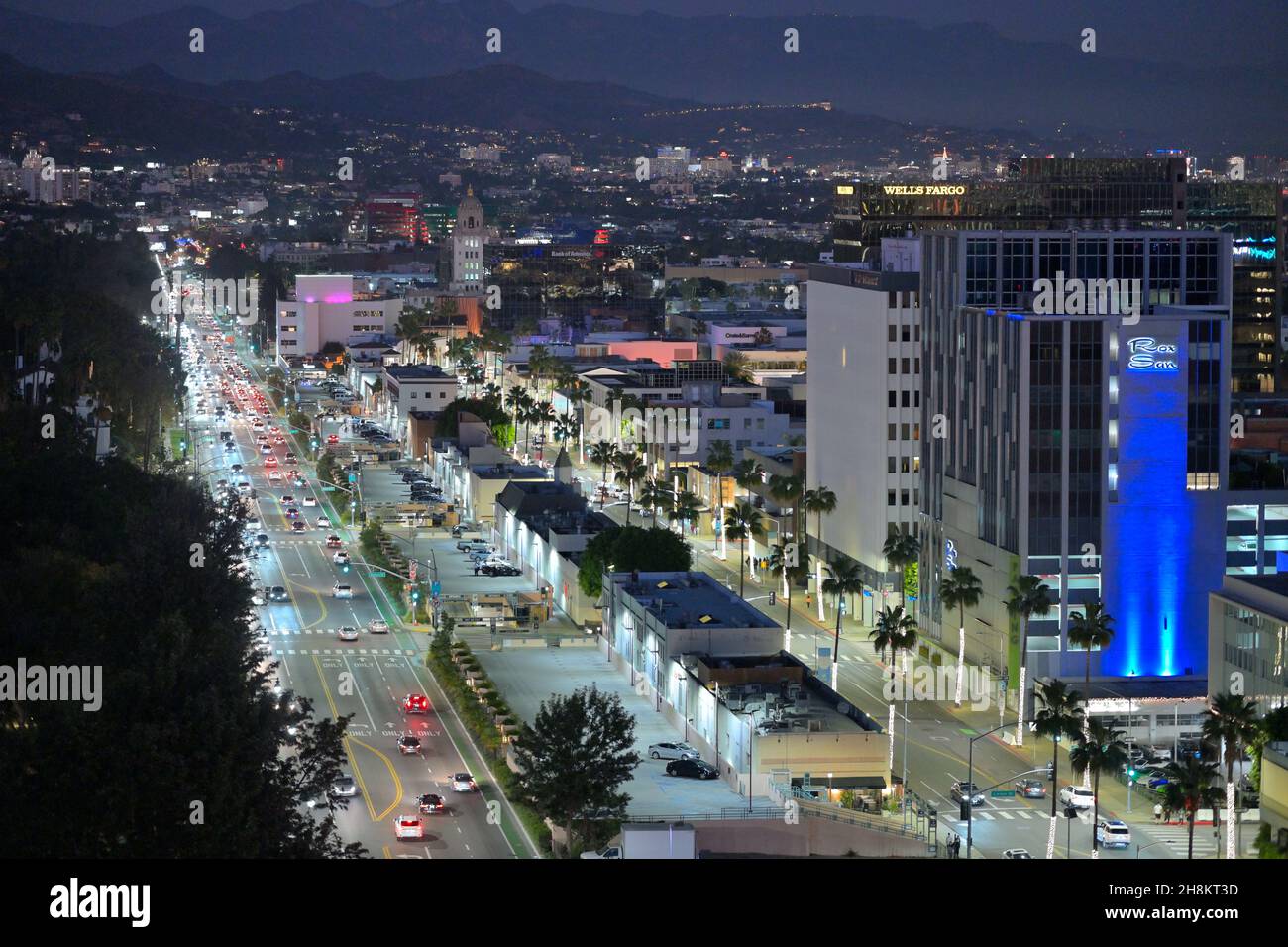 Einbruch der Dunkelheit über dem Wilshire Boulevard, Beverly Hills CA Stockfoto