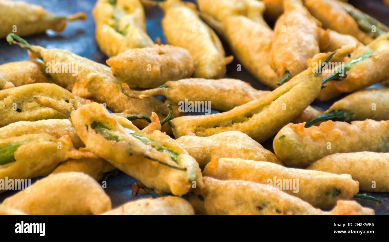 Bangladesh Street Food aus Grammehl und grünem Chili. Stockfoto