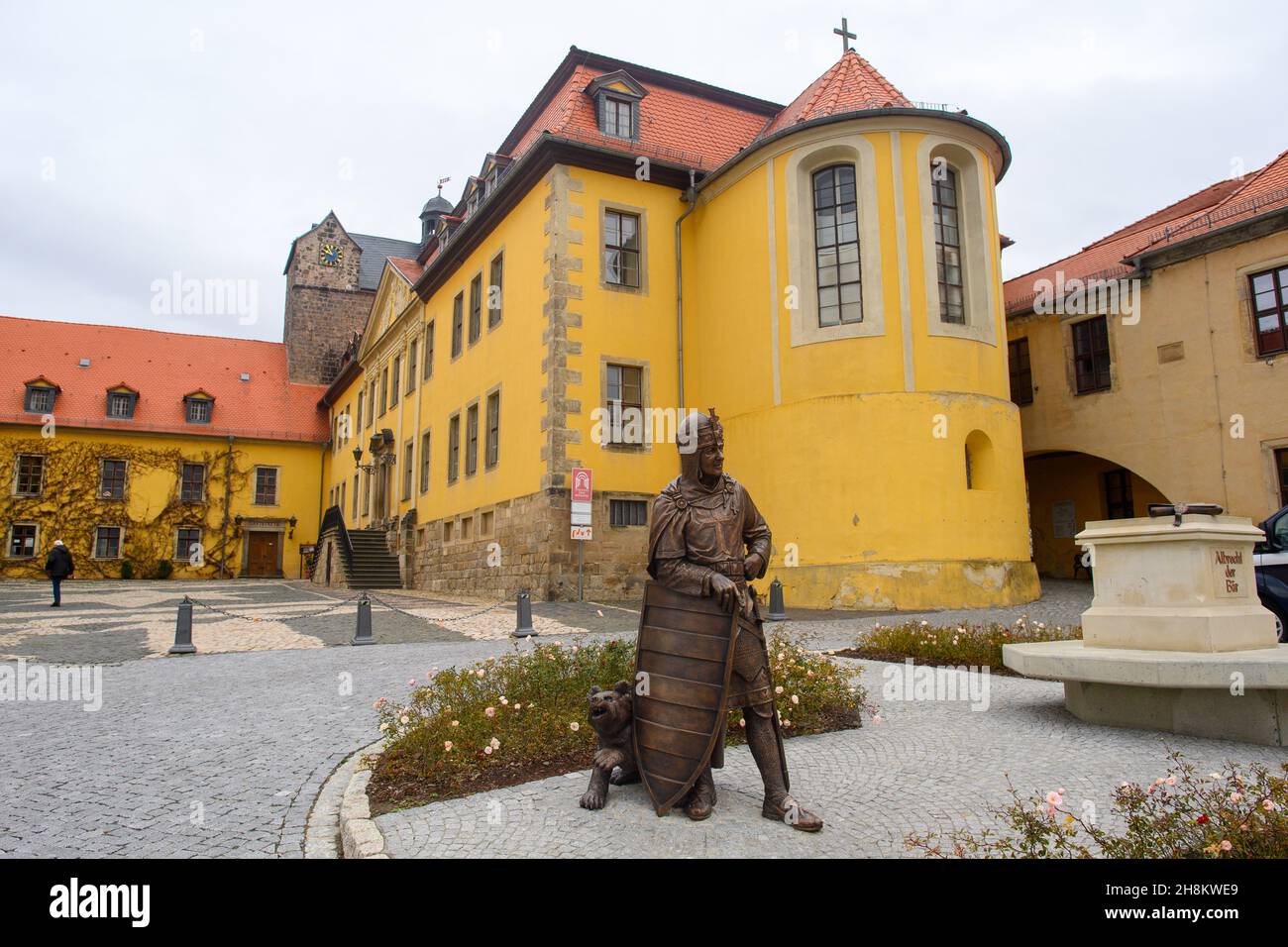 Ballenstedt, Deutschland. 30th. November 2021. Das barocke Residenzschloss Ballenstedt mit dem älteren Westwerk (l) und davor ein Denkmal mit Albrecht dem Bären. Eduard von Anhalt bezeichnet Schloss Ballenstedt gern als das wahrscheinliche "Stammhaus" der Familie, die sich in der Antike "Bäringer aus dem Harz" nannte. (To dpa 'Feste finden erst am 2022. Mai statt - Eduard Prinz von Anhalt wird 80 Jahre alt') Quelle: Klaus-Dietmar Gabbert/dpa-Zentralbild/dpa/Alamy Live News Stockfoto