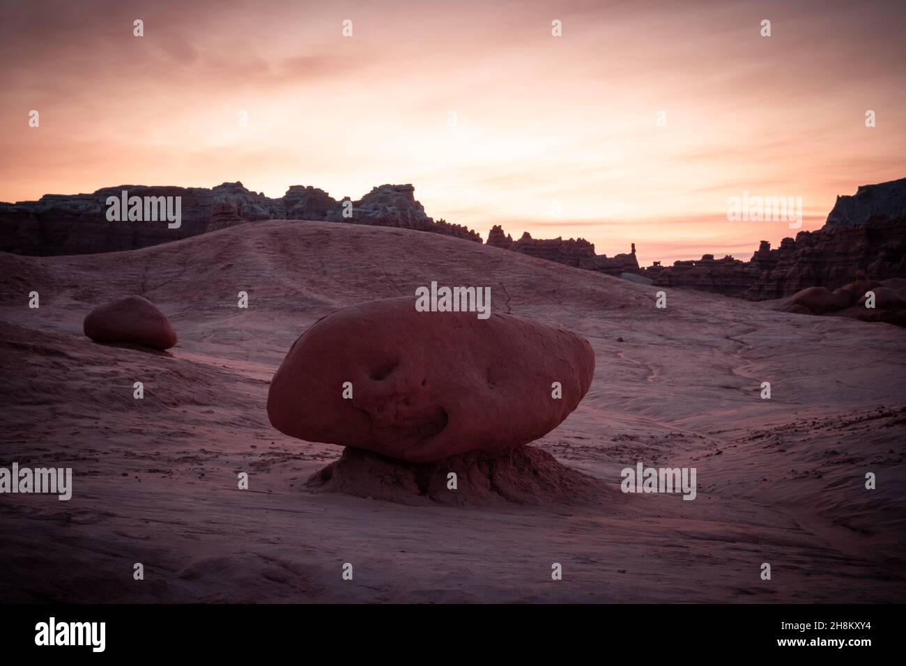 Viele lustige und skurrile Figuren aus rotbraunem Sandstein. Das Goblin Valley ist ein malerischer Ort im berühmten Goblin Valley State Park. Stockfoto