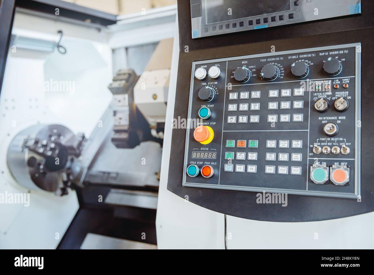 Control Panel CNC Industrielle Bohrroboter für Detail-Maschine Fabrik. Manuelle Arbeitsautomatisierung, moderne Technologien. Stockfoto