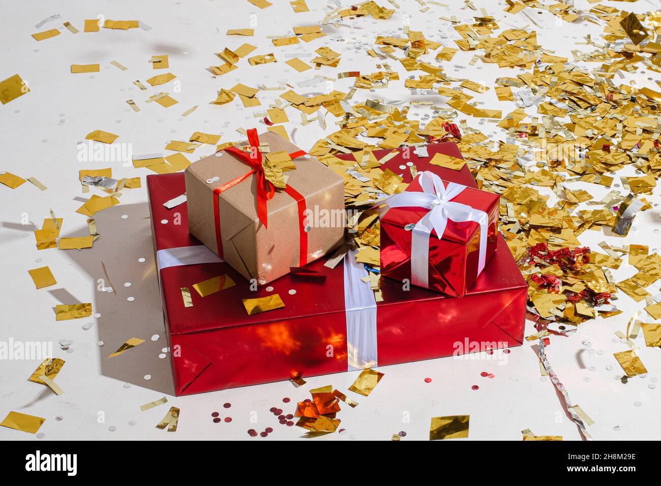 Schimmernde Geschenke, die schön für das neue Jahr eingewickelt sind Stockfoto