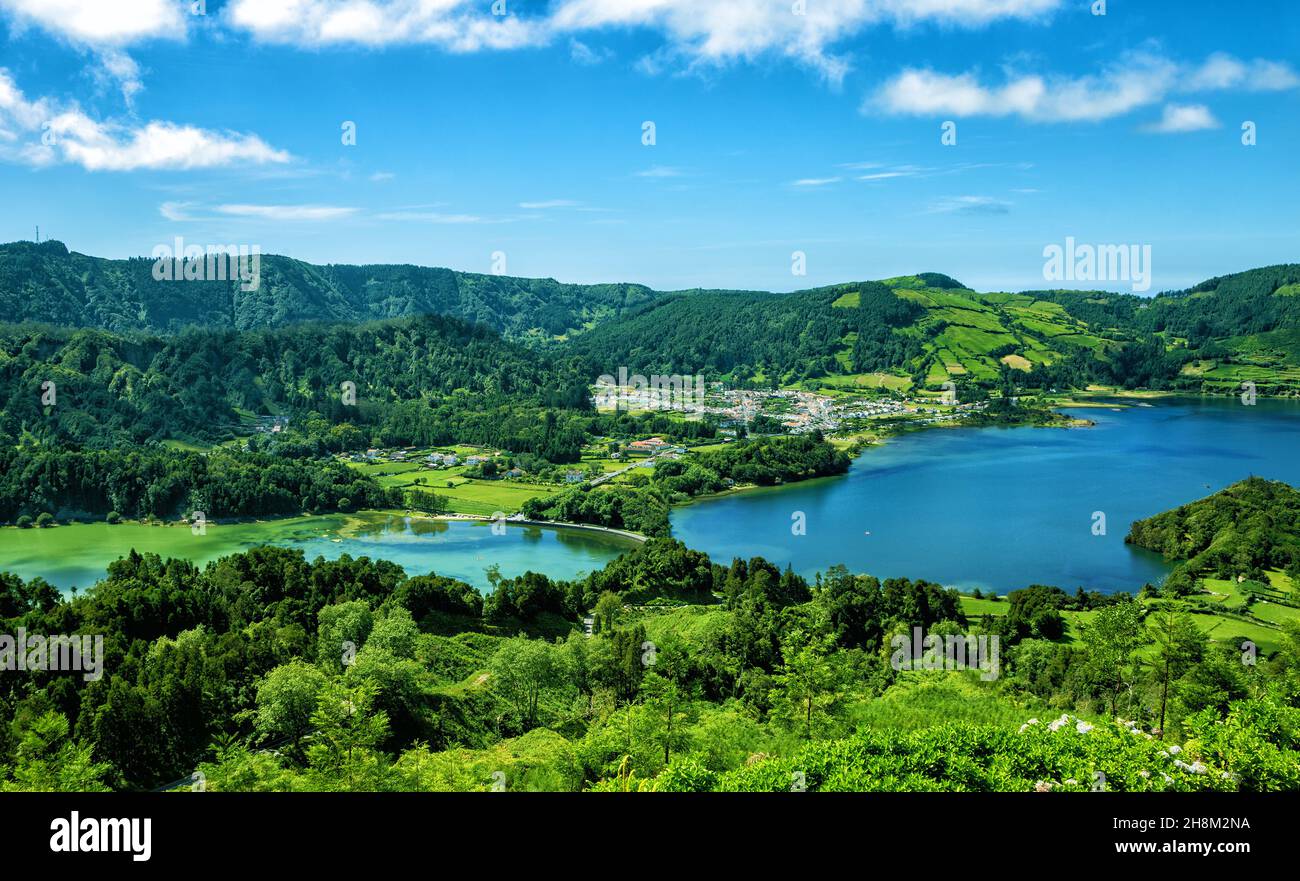 Lagoa Verde links, Lagoa Azul rechts, Sete Cidades im Hintergrund. Lagoa das Sete Cidades ist ein See im Krater von Sete Cidades. Der Stockfoto