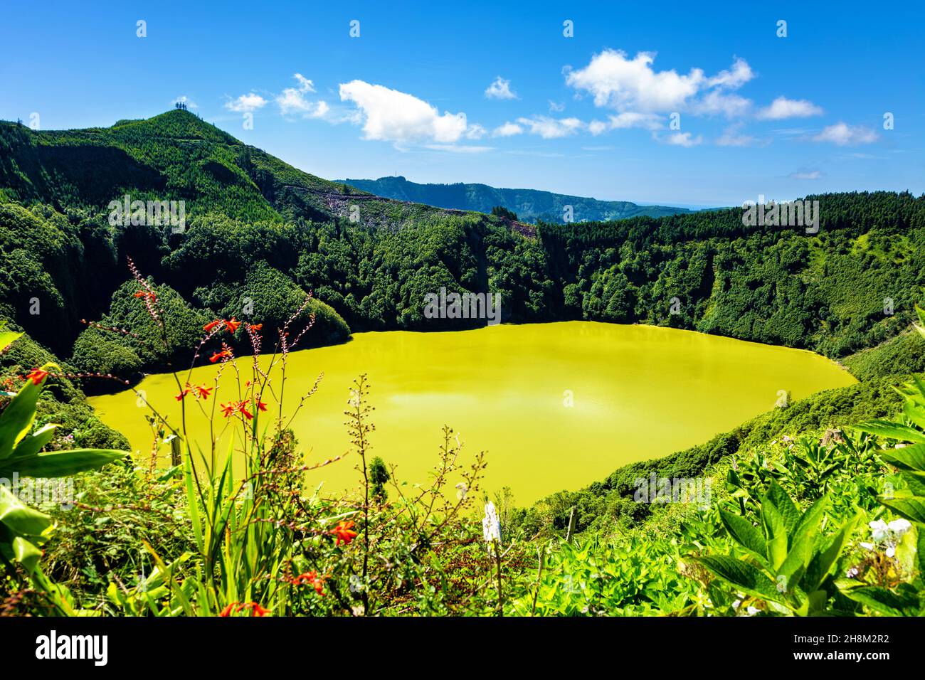 Lagoa de Santiago, São Miguel, Azoren, Açores, Portugal, Europa. Blick vom Miradouro da Lagoa de Santiago. Stockfoto