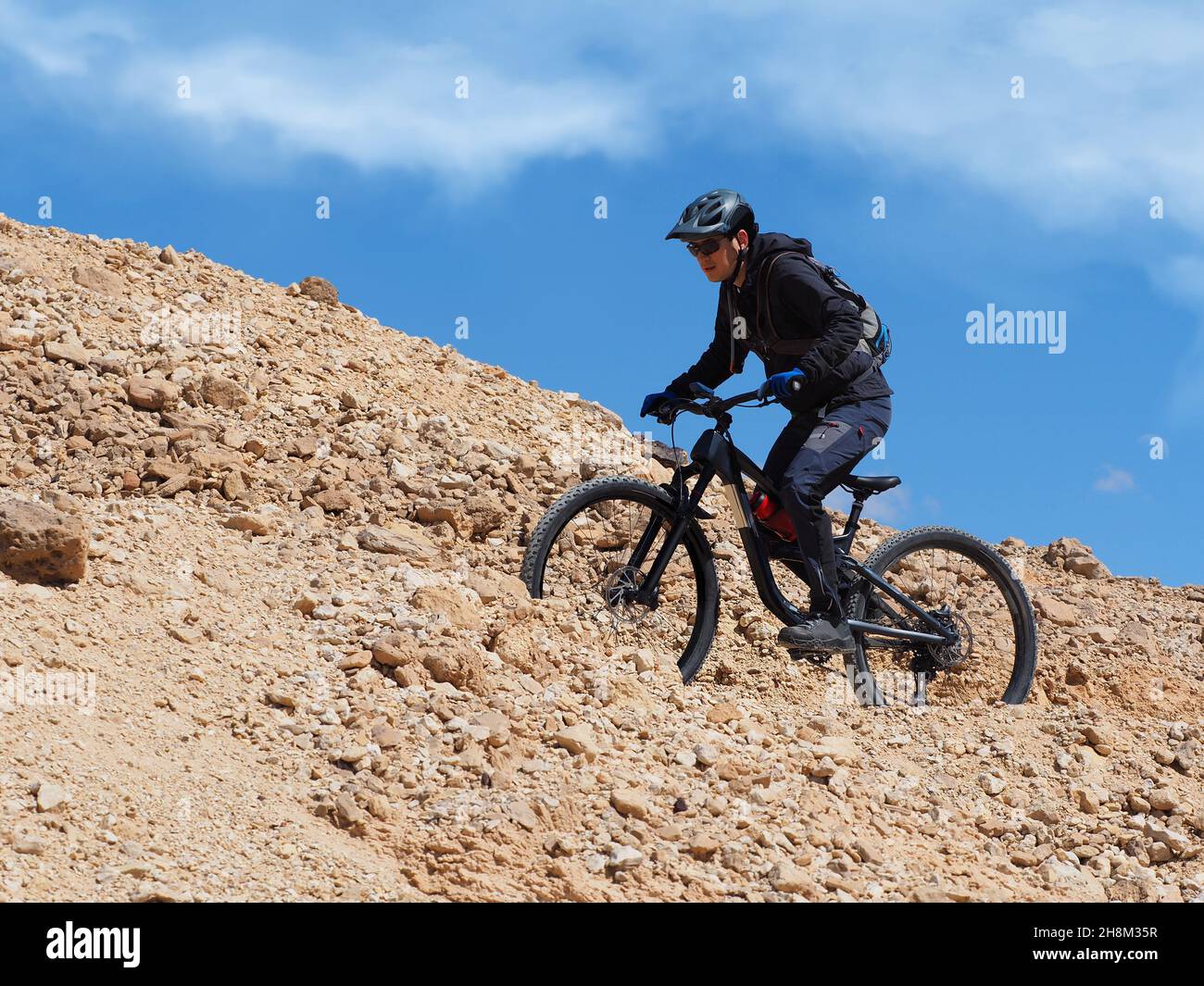 Mountainbiker in den Bergen des Timna Parks. Nationalpark Timna in Israel. Stockfoto