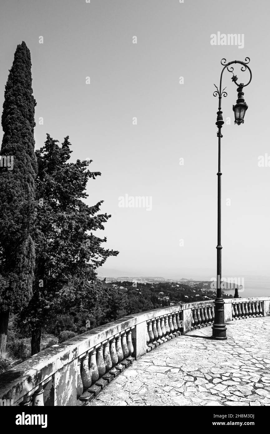 Terrasse und Laternenpfosten am Achileion Palast auf Korfu Stockfoto