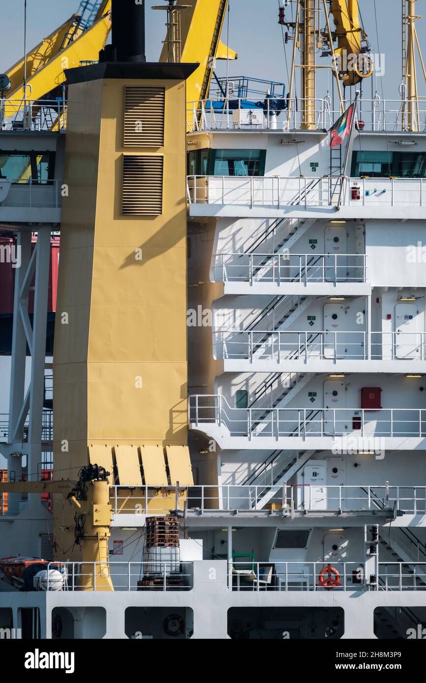Schlauch außerhalb des modernen Industrieschiffs Stockfoto