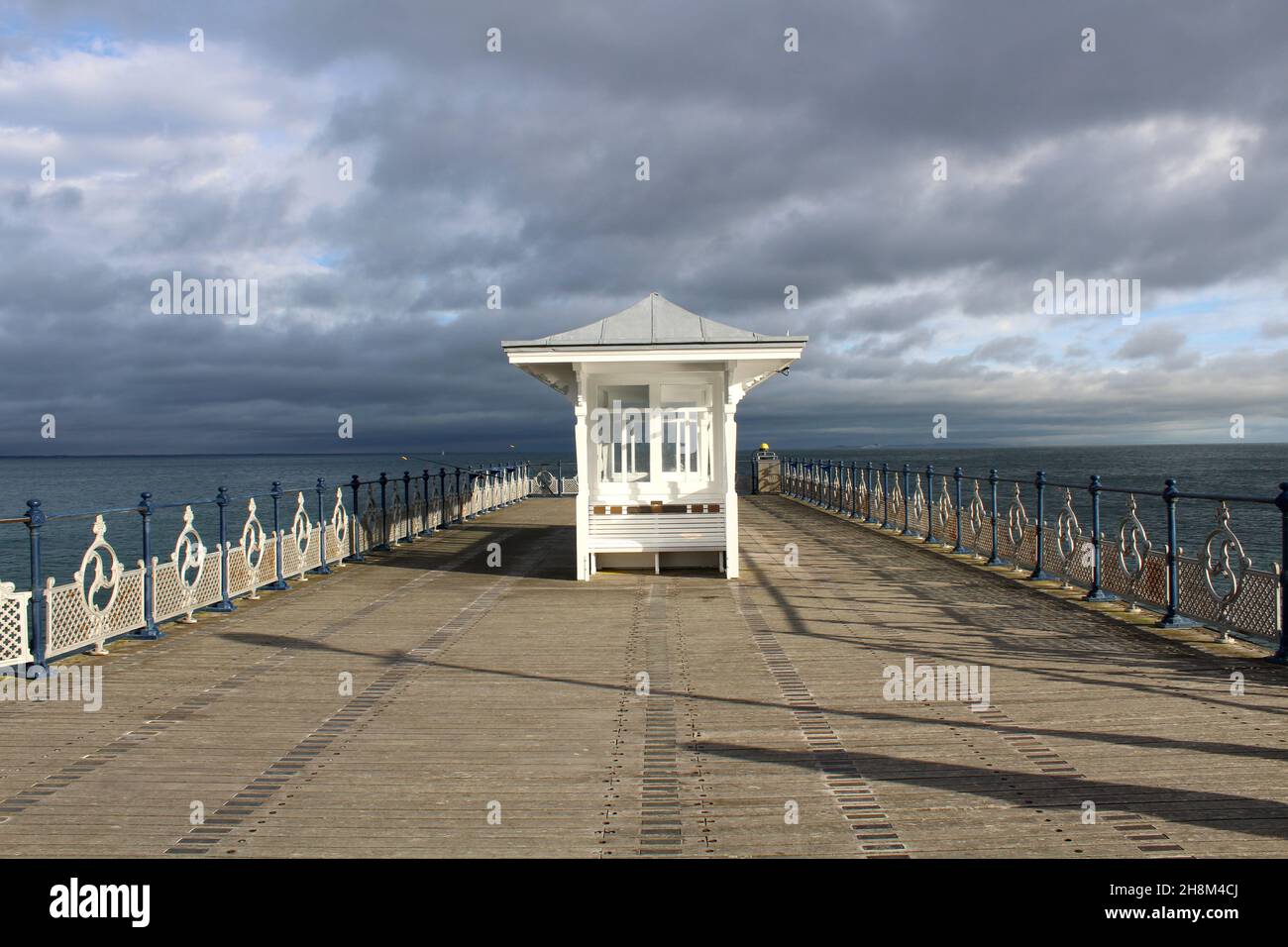 Traditionelles Victoria Shelter am Swanage Pier, Dorset, England Stockfoto