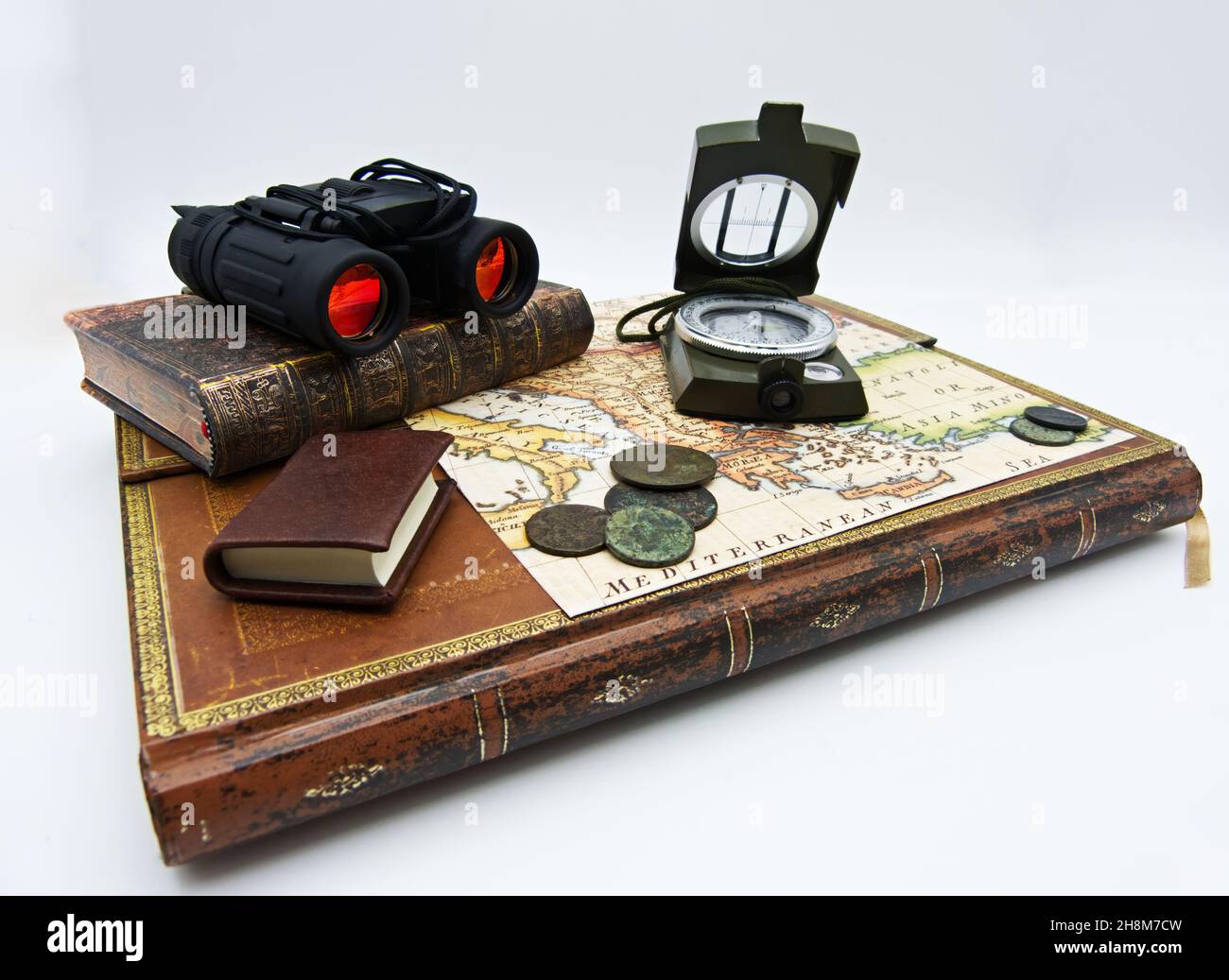 Set von Gegenständen für Abenteuer und Erkundungen. Bücher, Karte, Kompass, alte Münze isoliert auf weißem Hintergrund. Stockfoto