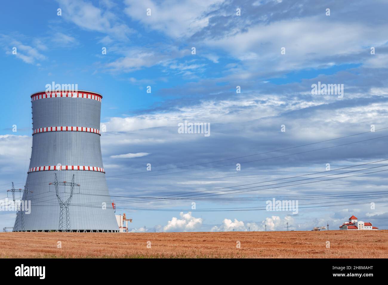 Landschaftlich schöner Blick auf das Kernkraftwerk, Kühltürme und Hochspannungsleitung in Ostrovets, Weißrussland Stockfoto