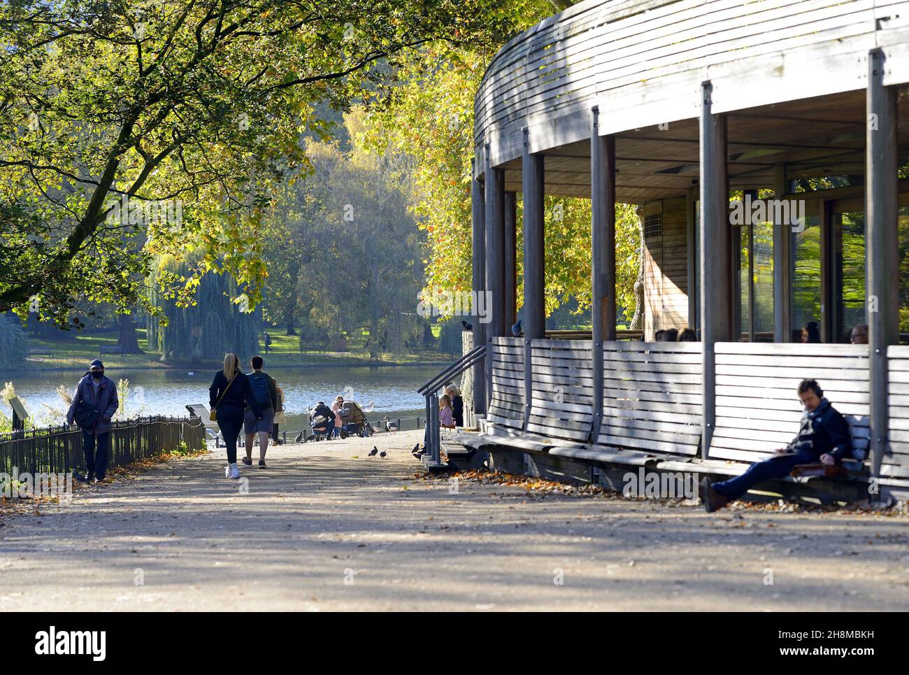 London, England, Großbritannien. St James's Park: St James's Cafe und St James's Park Lake Stockfoto