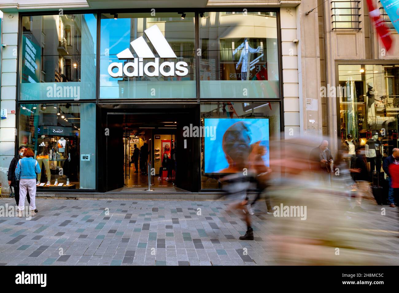 Adidas Store. Adidas Store in Istanbul. Bewegung von Menschen, die zu Fuß gehen. Taksim Istanbul Türkei - 11.13.2021 Stockfoto