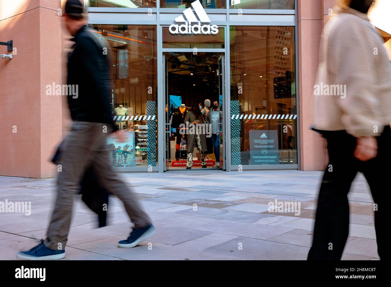 Adidas Store. Adidas Sneaker und Outfit Store mit Bewegung der Menschen zu Fuß. Street Shop berühmter Marken. Galataport Istanbul Türkei - 11.13.2021 Stockfoto