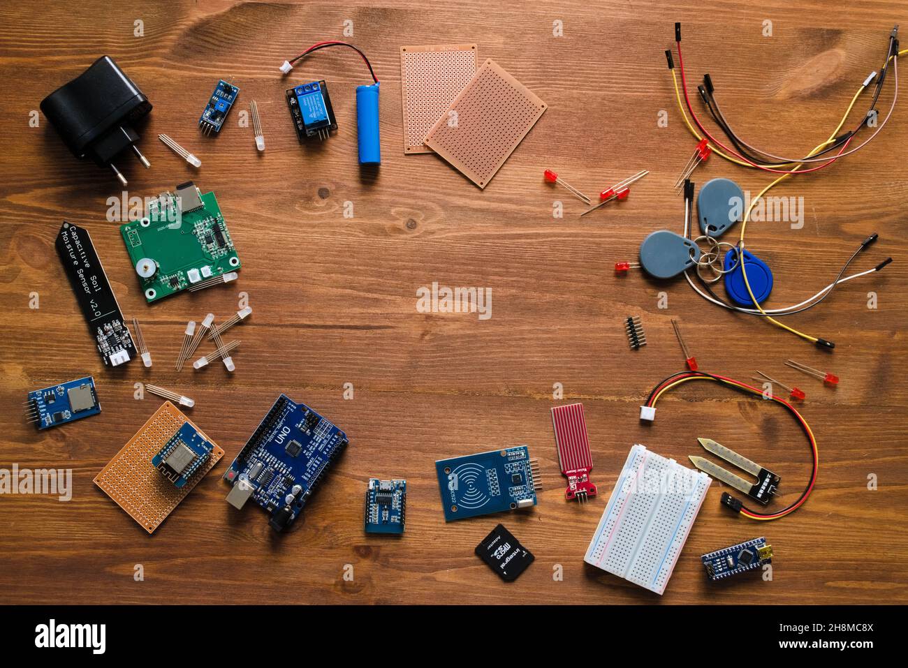 Draufsicht auf elektronische Bauteile wie Leiterplatten Stockfoto
