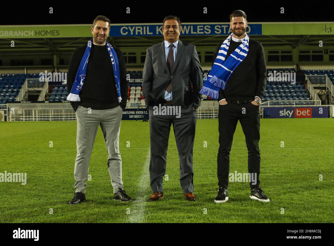 HARTLEPOOL, GBR. NOVEMBER 30TH. Graham Lee (l) im Bild mit Club Chairman Raj Singh (c) wird als der neue Hartlepool United Manager vorgestellt. Michale Nelson (r) wird am Dienstag, den 30th. November 2021, als Lees Assistentin im Victoria Park, Hartlepool, benannt. (Kredit: Mark Fletcher | MI News) Kredit: MI Nachrichten & Sport /Alamy Live News Stockfoto