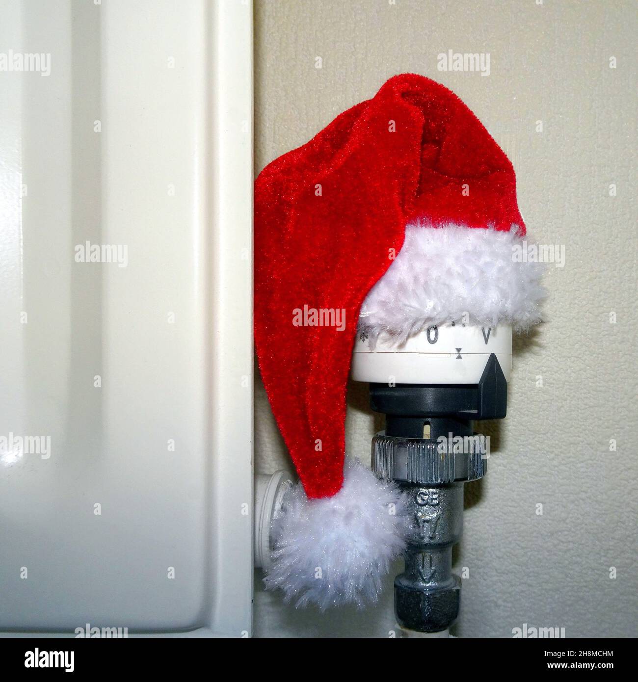 Thermostat, Heizungssteuerung in Weihnachtsmannhut Stockfoto