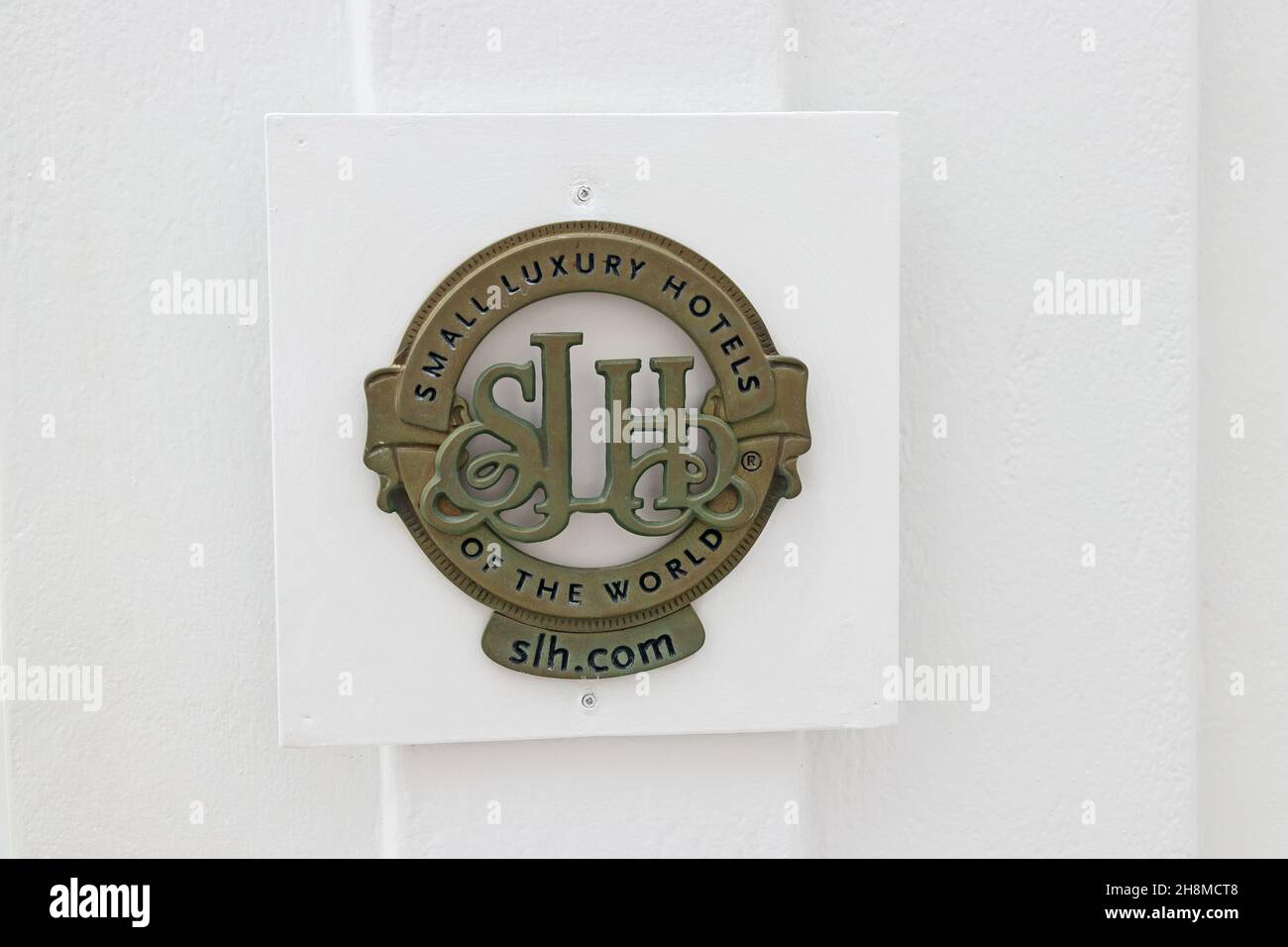 Emblem der Small Luxury Hotels of the World mit Messingplakette Stockfoto