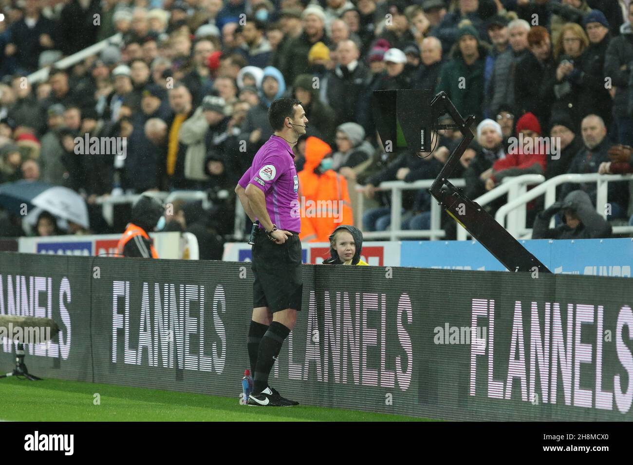 NEWCASTLE UPON TYNE, GBR. NOV 30th der Schiedsrichter Andy Madley überprüft den VAR-Monitor während des Premier League-Spiels zwischen Newcastle United und Norwich City im St. James's Park, Newcastle am Dienstag, den 30th. November 2021. (Kredit: Will Matthews | MI News) Kredit: MI News & Sport /Alamy Live News Stockfoto
