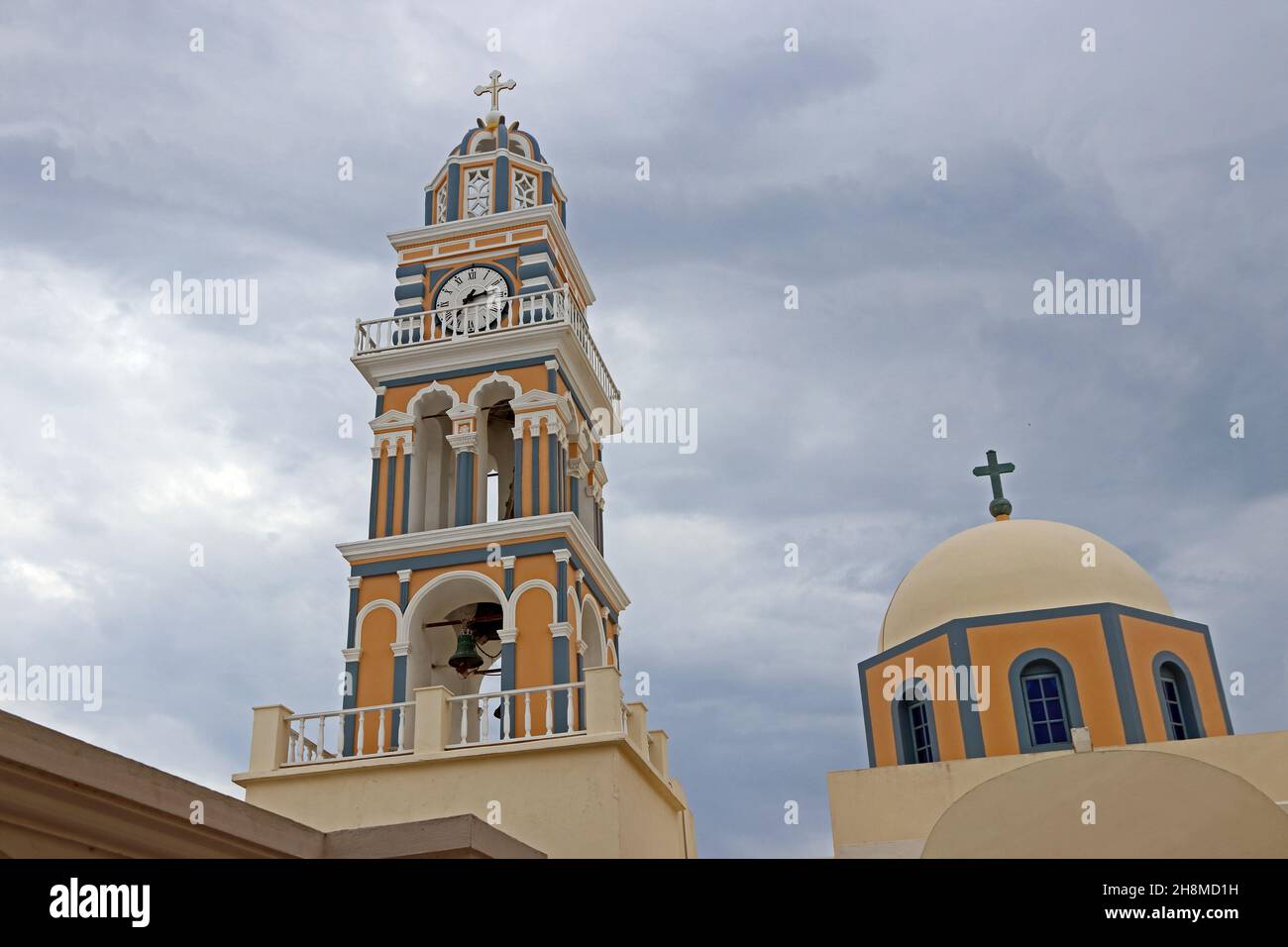 Glockenturm und Kuppel der katholischen Kathedrale St. Johannes der Täufer, Fira, Santorini, Griechenland Stockfoto