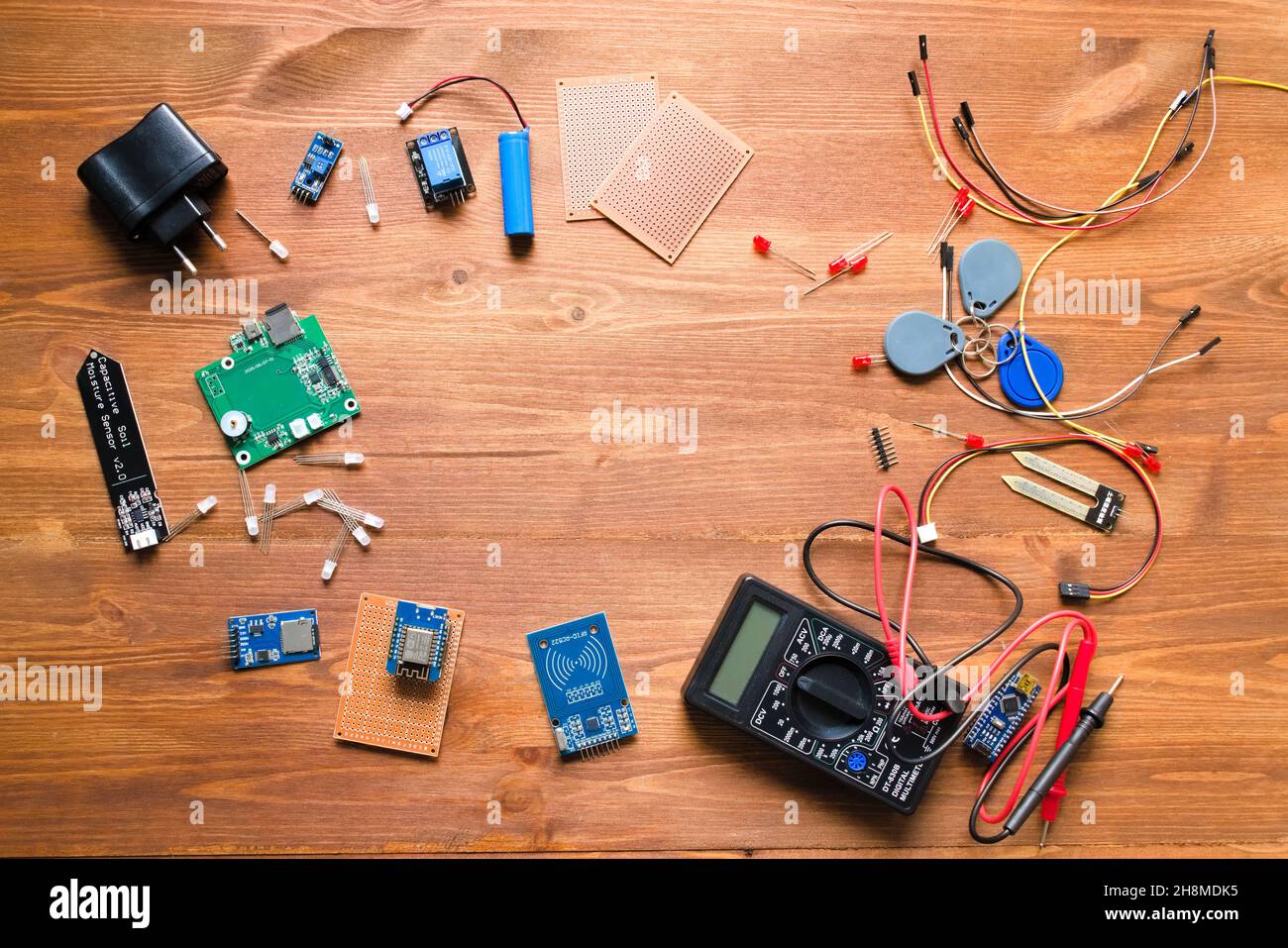 Draufsicht auf elektronische Bauteile wie Leiterplatten Stockfoto