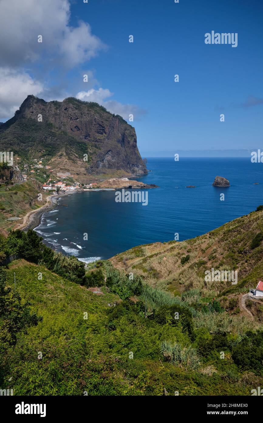 Porto da Cruz Village, Nordseite der Insel Madeira Stockfoto