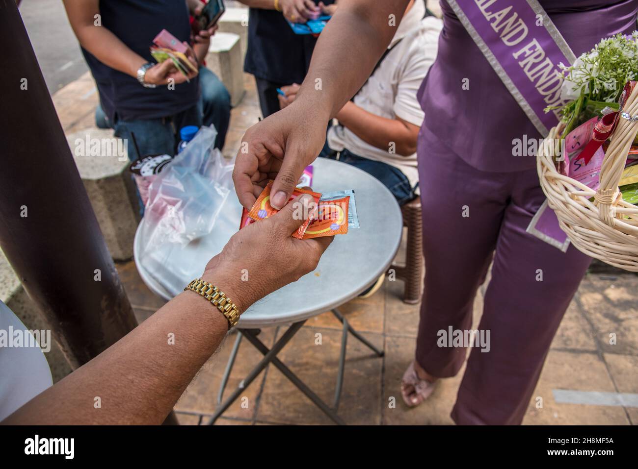 Während der Kampagnen zum Welt-Aids-Tag 2021 wurden Kondome von Panurat Noibunjong 'Miss LGBT Thailand Friendship 2021' empfangen.zum Welt-Aids-Tag 2021 fanden im Distrikt Ratchathewi, Bangkok, am Siegesdenkmal anlässlich des Welt-Aids-Tages 2021 Kampagnen statt. Das Thema des Welt-Aids-Tages 2021 der Weltgesundheitsorganisation (WHO) lautet „Beseitigung von Ungleichheiten. End AIDS“. „mit einem besonderen Fokus darauf, die zurückgelassenen Menschen zu erreichen und die wachsenden Ungleichheiten beim Zugang zu wichtigen HIV-Dienstleistungen hervorzuheben. (Foto von Peerapon Boonyakiat/SOPA Images/Sipa USA) Stockfoto