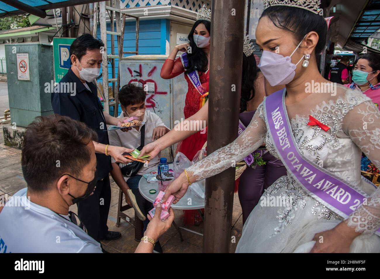 Die Menschen erhalten Kondome von Panurat Noibunjong 'Miss LGBT Thailand Friendship 2021' während der Kampagnen zum Welt-Aids-Tag 2021. Zum Welt-Aids-Tag 2021 wurden im Bezirk Ratchathewi, Bangkok, am Siegesdenkmal anlässlich des Welt-Aids-Tages 2021 Kampagnen durchgeführt. Das Thema des Welt-Aids-Tages 2021 der Weltgesundheitsorganisation (WHO) lautet „Beseitigung von Ungleichheiten. End AIDS“. „mit einem besonderen Fokus darauf, die zurückgelassenen Menschen zu erreichen und die wachsenden Ungleichheiten beim Zugang zu wichtigen HIV-Dienstleistungen hervorzuheben. (Foto von Peerapon Boonyakiat/SOPA Images/Sipa USA) Stockfoto