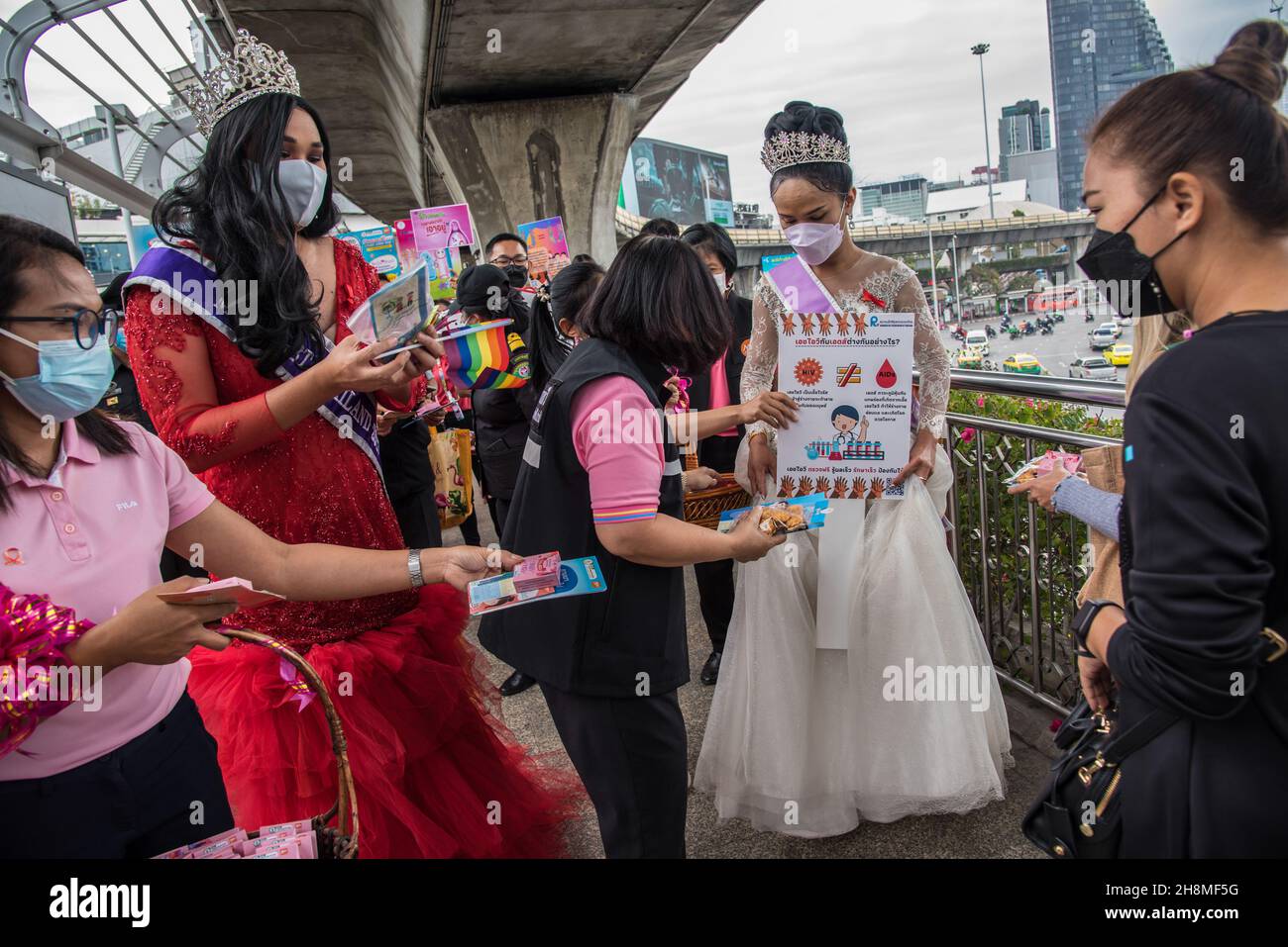 Die Menschen erhalten Kondome von Panurat Noibunjong 'Miss LGBT Thailand Friendship 2021' während der Kampagnen zum Welt-Aids-Tag 2021. Zum Welt-Aids-Tag 2021 wurden im Bezirk Ratchathewi, Bangkok, am Siegesdenkmal anlässlich des Welt-Aids-Tages 2021 Kampagnen durchgeführt. Das Thema des Welt-Aids-Tages 2021 der Weltgesundheitsorganisation (WHO) lautet „Beseitigung von Ungleichheiten. End AIDS“. „mit einem besonderen Fokus darauf, die zurückgelassenen Menschen zu erreichen und die wachsenden Ungleichheiten beim Zugang zu wichtigen HIV-Dienstleistungen hervorzuheben. (Foto von Peerapon Boonyakiat/SOPA Images/Sipa USA) Stockfoto