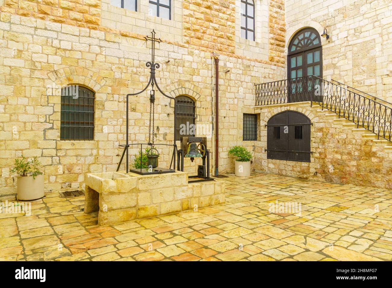 Jerusalem, Israel - 20. November 2021: Blick auf einen Wasserbrunnen, im Hof des Klosters des Heiligen Erlösers (San Salvador), in der Altstadt Jerusalems Stockfoto