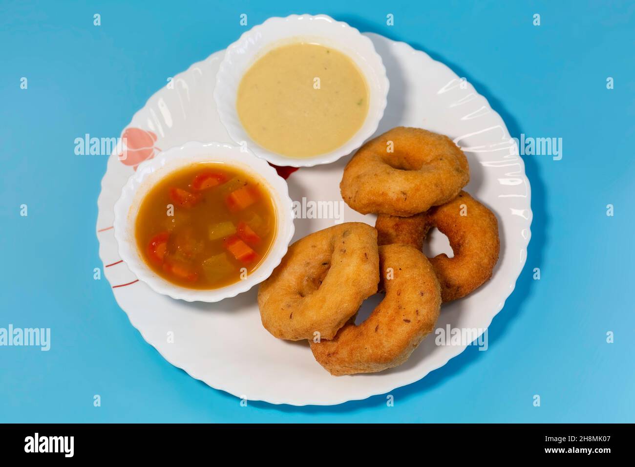 Beliebte südindische Küche von Vada mit Sambhar und Kokosnuss-Chutney als Mahlzeit und Snacks serviert Stockfoto