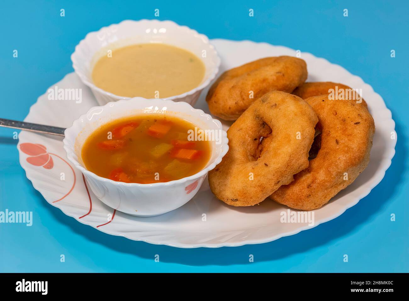 Beliebte südindische Küche von Vada mit Sambhar und Kokosnuss-Chutney als Mahlzeit und Snacks serviert Stockfoto