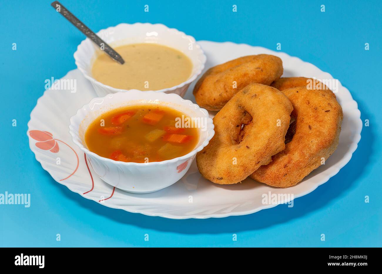 Beliebte südindische Küche von Vada mit Sambhar und Kokosnuss-Chutney als Mahlzeit und Snacks serviert Stockfoto