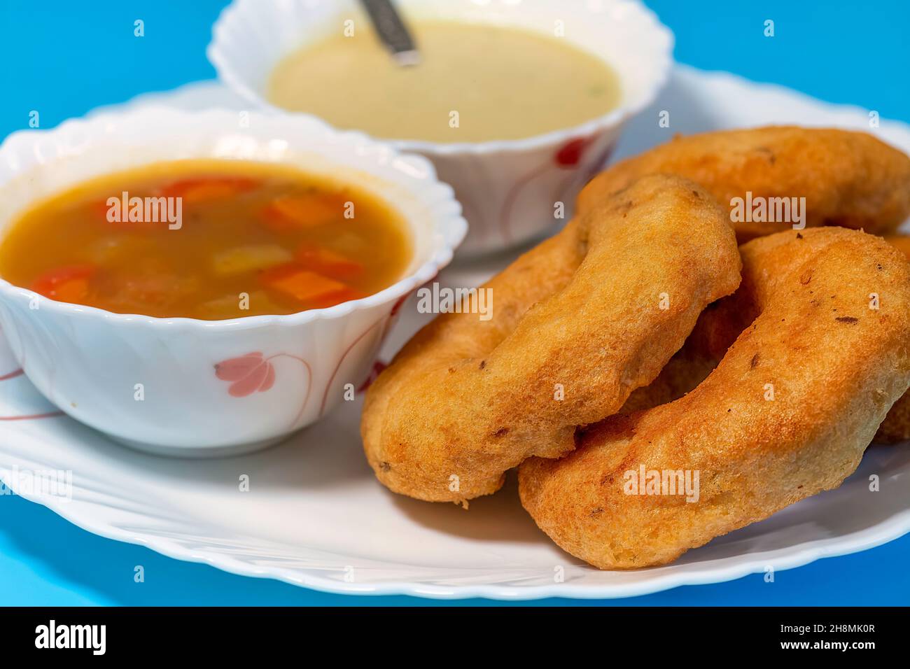 Beliebte südindische Küche von Vada mit Sambhar und Kokosnuss-Chutney als Mahlzeit und Snacks serviert Stockfoto