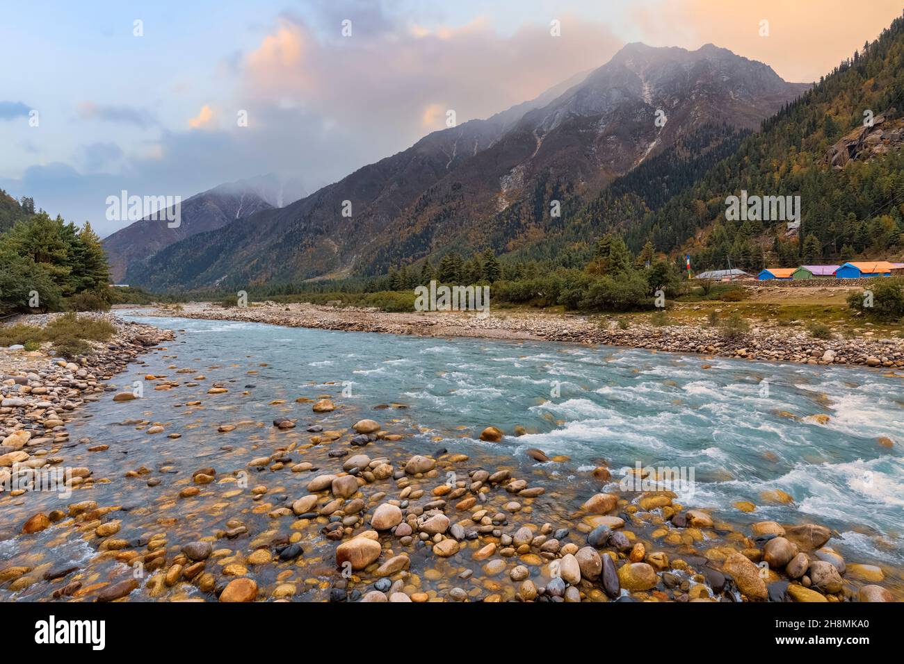 Baspa-Fluss mit Himalaya-Berglandschaft bei Sonnenuntergang bei Rakchham in der Nähe von Sangla, Himachal Pradesh, Indien Stockfoto
