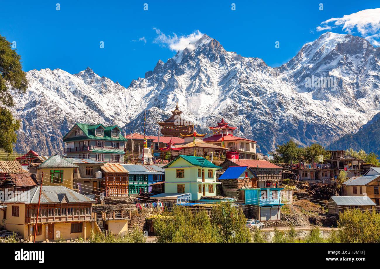 Malerisches Dorf Himachal in Kalpa mit majestätischer Kinnaur Kailash Himalaya-Bergkette in Himachal Pradesh Indien Stockfoto