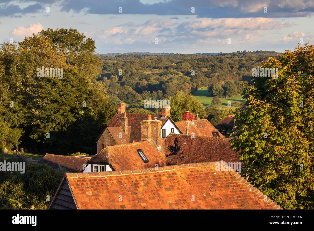 Blick über Burwash Cottages und die Landschaft von High Weald, Burwash, East Sussex, England, Großbritannien Stockfoto