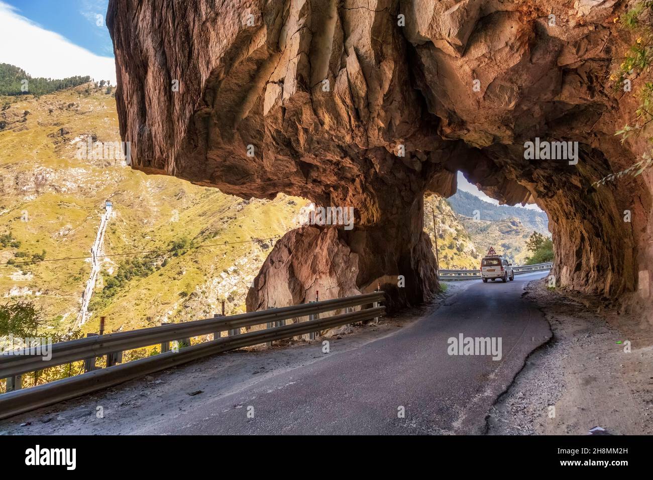 National Highway Road mit landschaftlich reizvoller Himalaya-Berglandschaft in Himachal Pradesh India Stockfoto