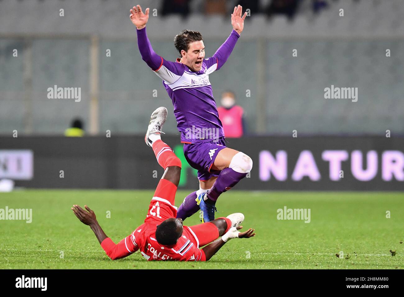 Florenz, Italien. 30th. November 2021. Omar Colley (Sampdoria) fouls Dusan Vlahovic (Fiorentina) during ACF Fiorentina vs UC Sampdoria, ital Soccer Serie A match in Florence, Italy, November 30 2021 Credit: Independent Photo Agency/Alamy Live News Stockfoto
