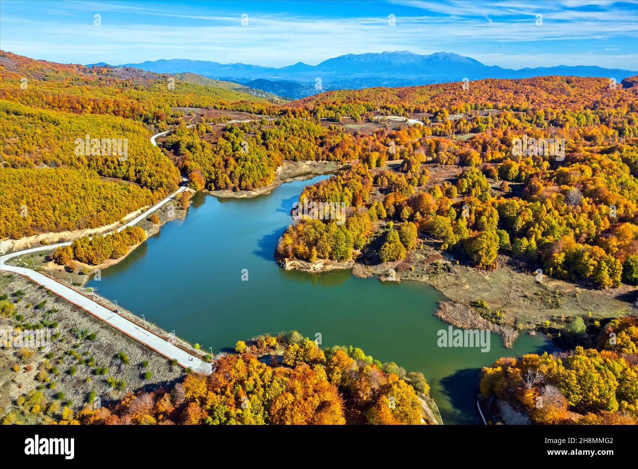 Herbstfarben in Longas (oder "Loggas") See, Antichasia Berge, Trikala, Thessalien, Griechenland. Stockfoto