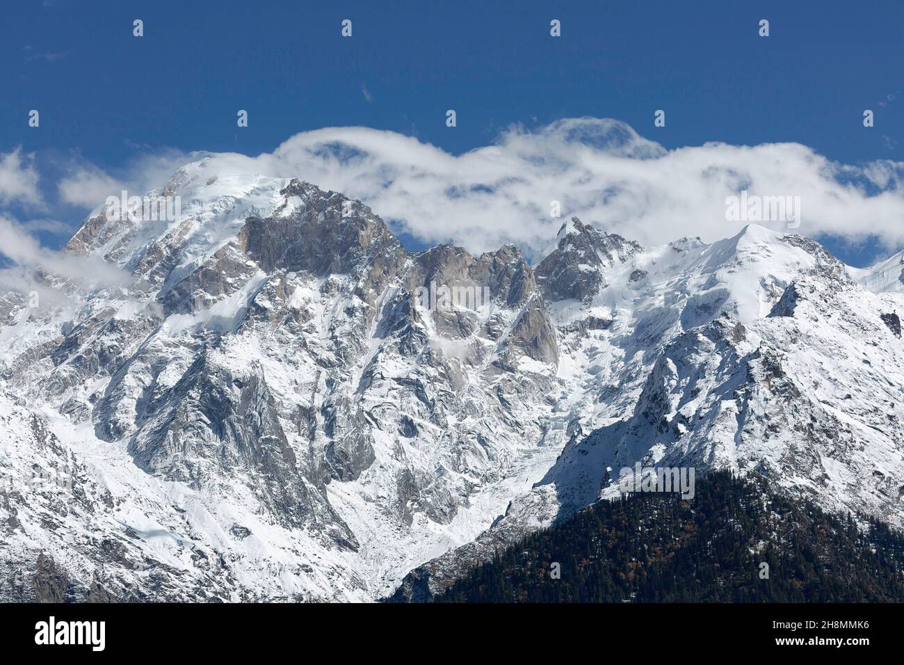 Die Himalaya-Berglandschaft ist auch als Kinnaur Kailash Himalayan Range bekannt, wie man sie auf einer Wanderung nach Kaza Himachal Pradesh, Indien, sieht Stockfoto